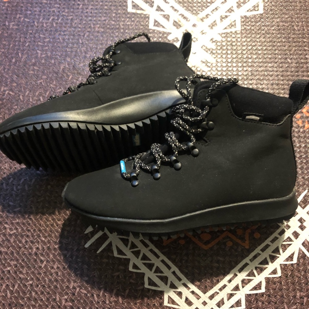 Native AP Apex Boots Unisex Black size 4.5/6 Women